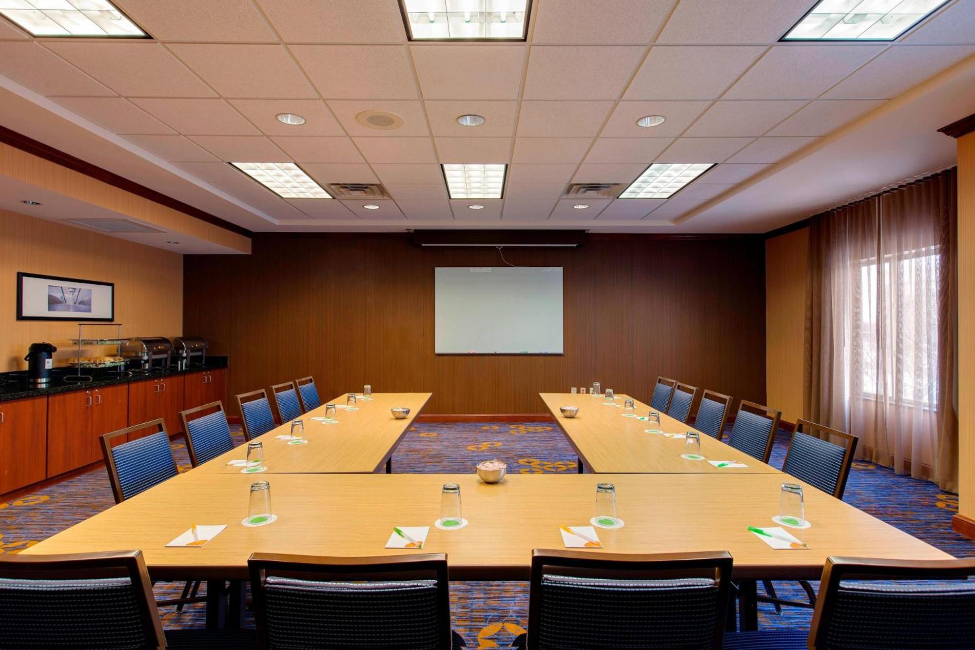 Courtyard By Marriott Chicago Schaumburg/Woodfield Mall Екстериор снимка